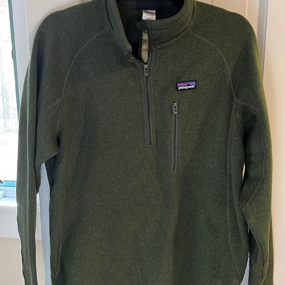 Patagonia half zip pullover. Hunter green. Mens size M.
